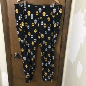 Torrid Leggings  3 (3X) Premium Crop Length Gold/Silver Skull Prints Black
